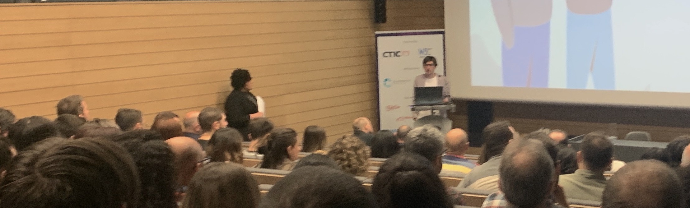 personas atendiendo una sesión en auditorio